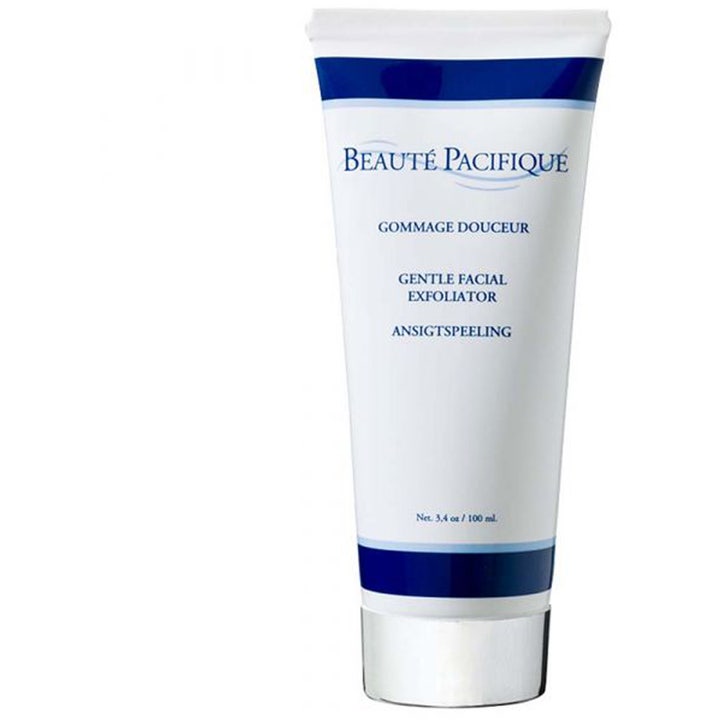 Beauté Pacifique Gommage Douceur 100 ml ansiktspeeling gir glød i en hvit tube med blå striper og sølvfarget kork.