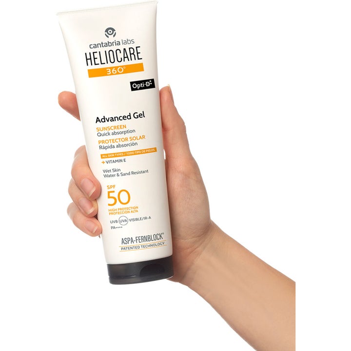 Heliocare Advanced Gel SPF 50 250 ml solkrem i hvit tube som holdes i en hånd for enkel solbeskyttelse