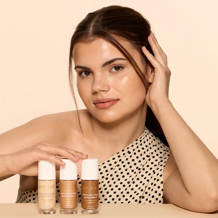 Hickap Bronze Glow Serum 30 ml hyaluronsyraserum gir glød vist med modell og tre nyanser i glassflasker.