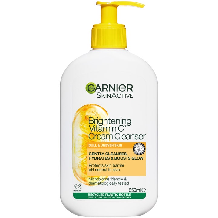 Garnier SkinActive Brightening Vitamin C Cream Cleanser 250ml i hvit flaske med gul pumpe gir glød.