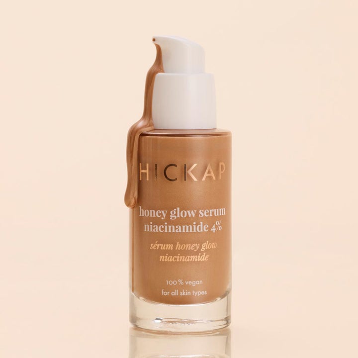 Hickap Honey Glow Serum 30 ml gir glød med 4% niacinamide i glassflaske med rennende gyllenbrun tekstur.