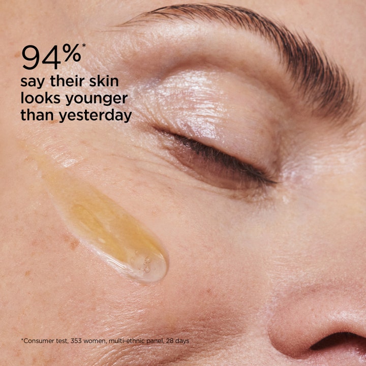 Clarins Double Serum 30 ml ansiktsserum med gyllen tekstur på hud og tekst om at 94 prosent får yngre hud