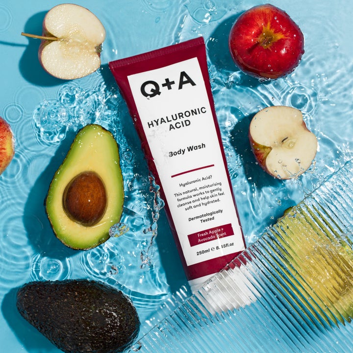 Q+A Hyaluronic Acid Body Wash 250 ml gjenfuktende dusjsåpe liggende i vann med epler og avokado