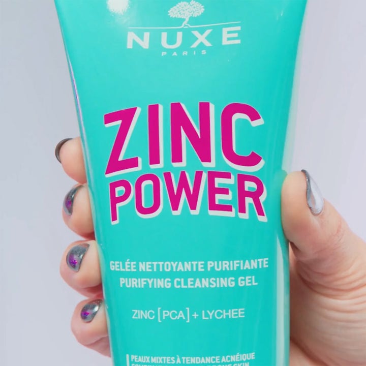 Nuxe Zinc Power Purifying Cleansing Gel 150 ml rengjøringsgel i turkis tube som holdes av en hånd