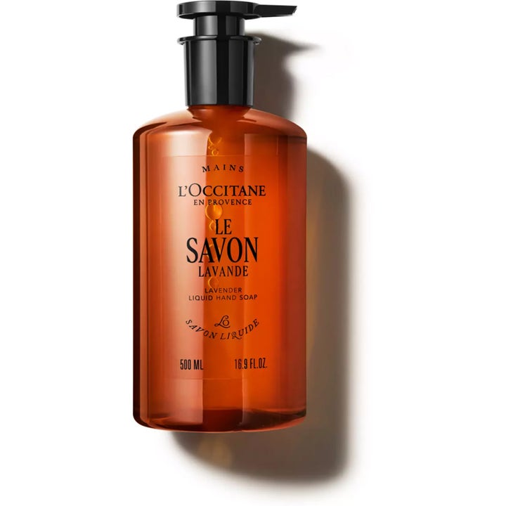 L'Occitane Lavender Liquid Hand Soap 500 ml rengjørende håndsåpe i en ravfarget flaske med sort pumpe.