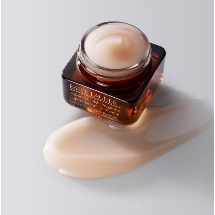 Estée Lauder Advanced Night Repair Eye 15 ml gel-krem i brun glasskrukke med en silkemyk teksturprøve