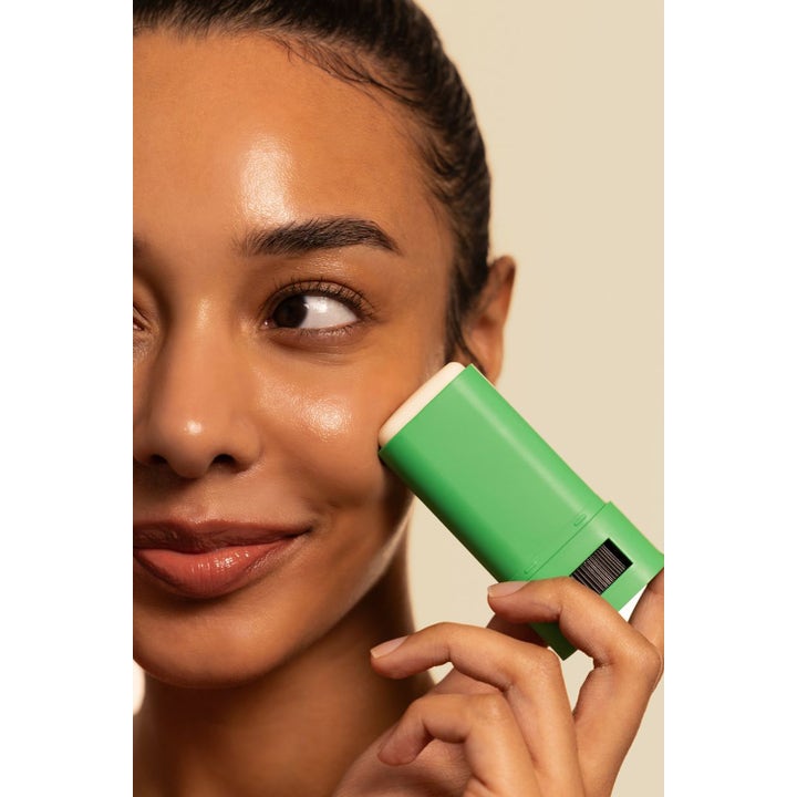 haruharu wonder Black Bamboo Daily Soothing Sun Shield 20 g solstift i grønn hylse påføres huden for fuktighet og glød.