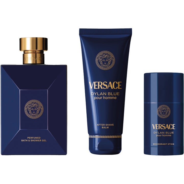 Versace Pour Homme Dylan Blue 250 ml oppfriskende dusjsåpe i blå flaske med gullogo vist med balm og deodorant