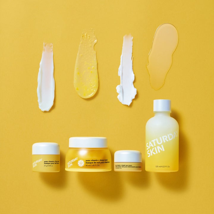 Saturday Skin Yuzu Vitamin C Bright Eye Cream 15 ml opplysende øyekrem i gul krukke vist med hvitt tekstureksempel.