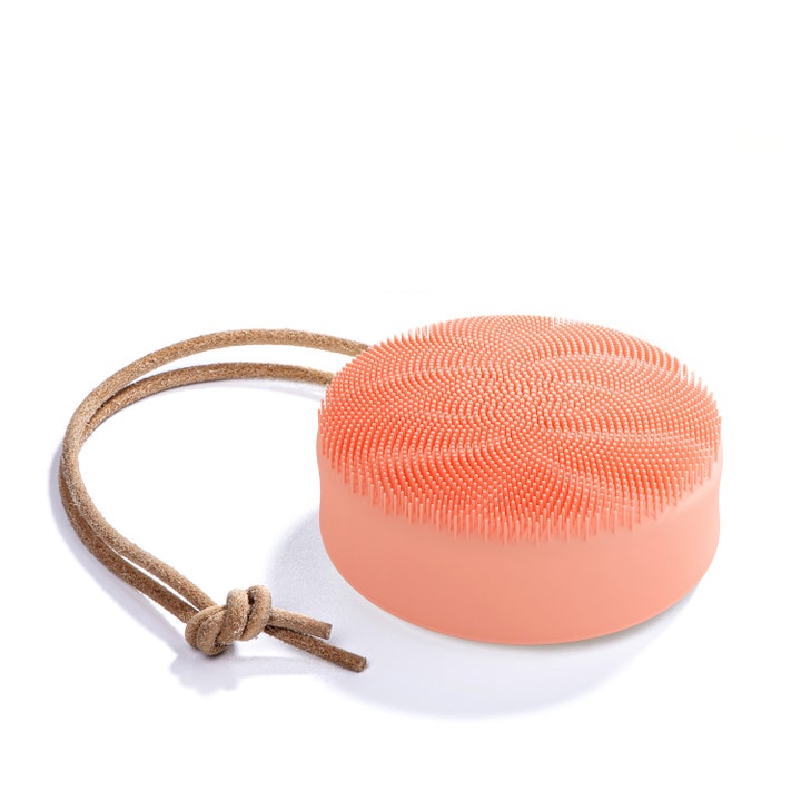 Daily Concepts Daily Facial Micro Scrubber 1 stk eksfolierende ansiktsrens i ferskenfarget silikon med brun snor