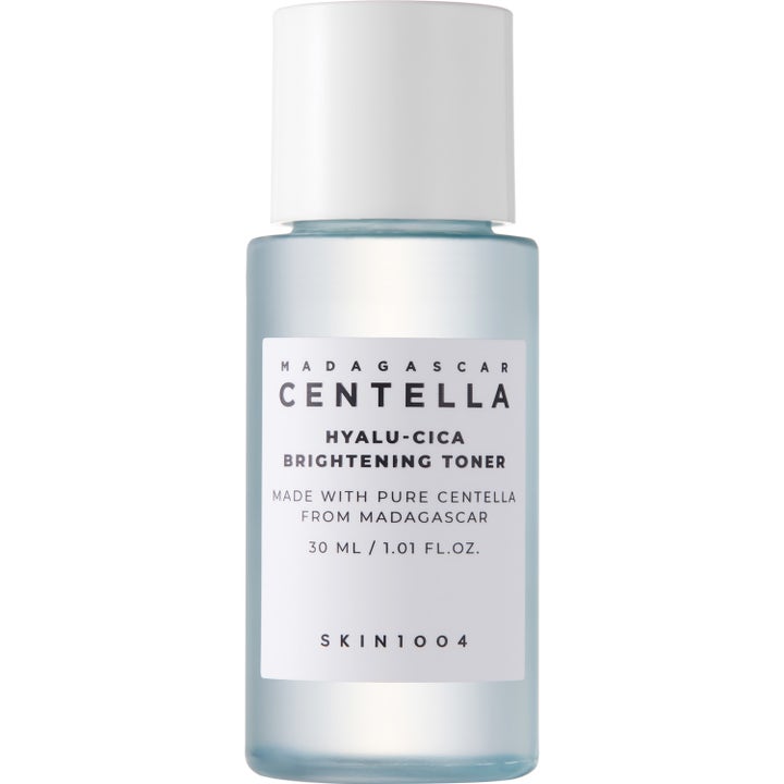 Skin1004 Madagascar Centella Hyalu-Cica Brightening Toner 30 ml gir glød i en lyseblå frostet flaske med hvitt lokk