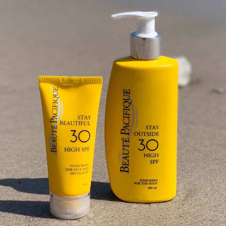 Beauté Pacifique Stay Beautiful SPF30 Face 50 ml beskyttende solkrem i gul tube på en sandstrand