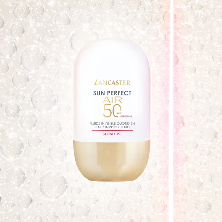 Lancaster Sun Perfect AIR 40 ml solkrem ansikt i hvit mineralflaske med gullkork mot en boblende bakgrunn