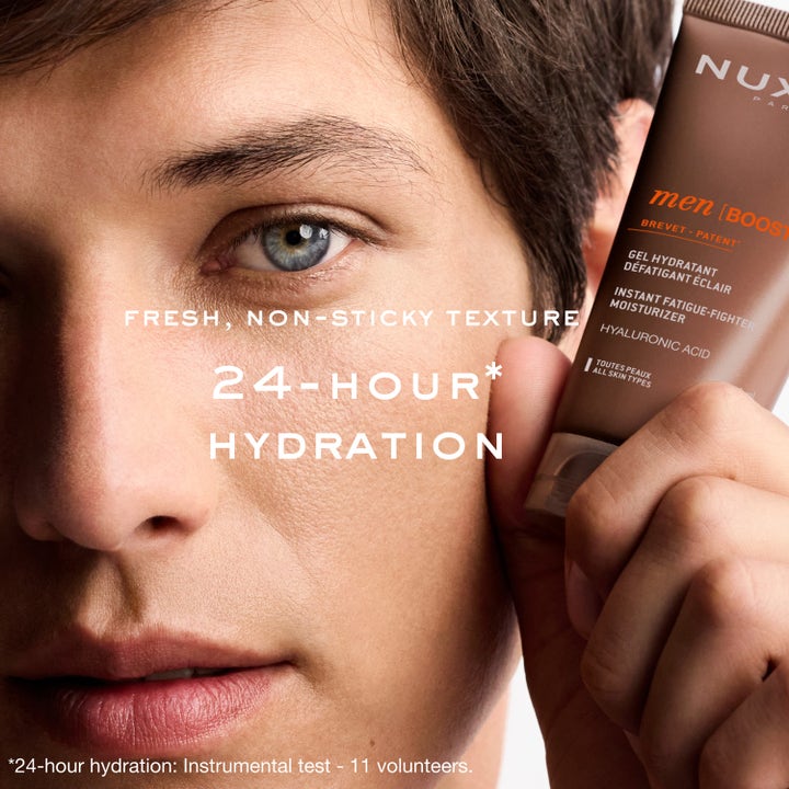 Nuxe Men Moist Gel 50 ml fuktighetsgivende ansiktsgel med hyaluronsyre i brun tube holdt av en mann.
