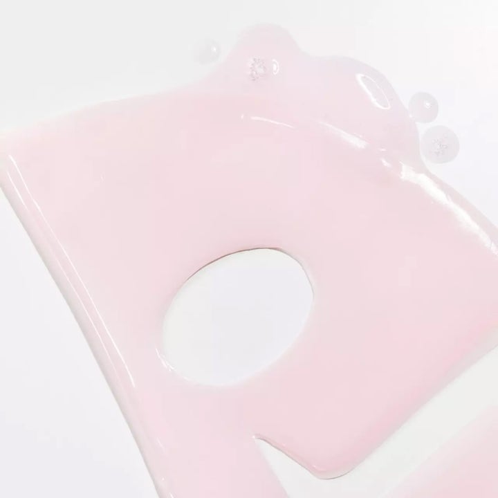 COSRX Peptide Glow Hydrogel Mask 3 stk ansiktsmaske viser en lys rosa og fuktighetsgivende hydrogel med glødende finish