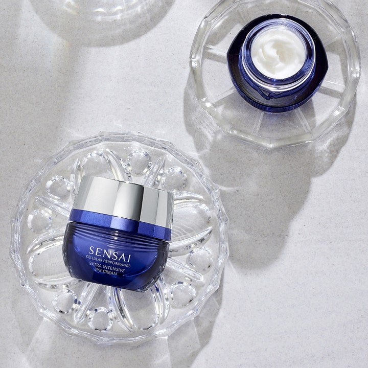Sensai Cellular Performance Extra Intensive Eye Cream 15 ml pleiende øyekrem i blå krukke med hvit tekstur