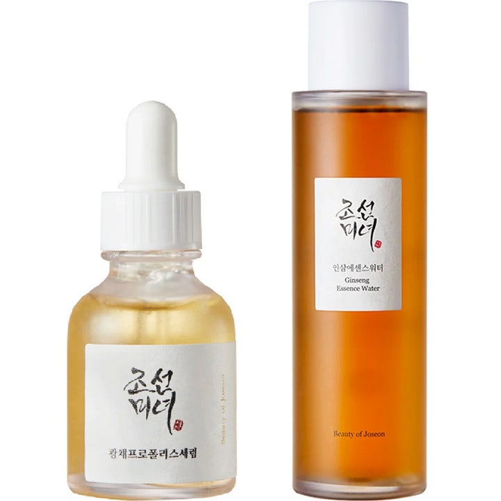 Beauty of Joseon Glow Serum og Ginseng Essence Water duo gir glød med gult serum og ravfarget toner i klare flasker.
