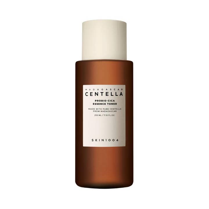SKIN1004 Madagascar Centella Probio-Cica Essence Toner 210 ml styrkende toner i brun frostet flaske med hvitt lokk