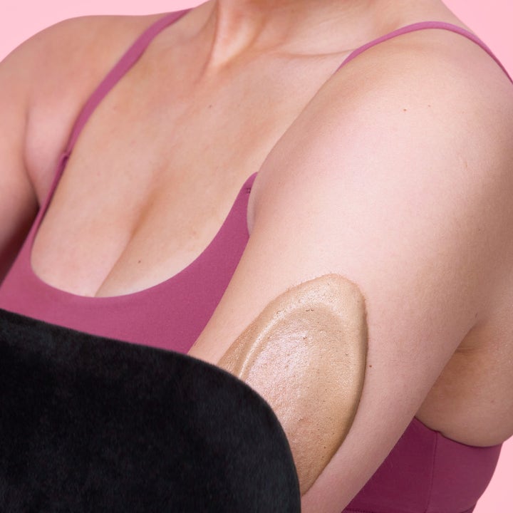 IDA WARG Beauty Cocoa Self-Tanning Mousse 150 ml gir rask glød med en luftig brun mousse på huden og påføringshanske.
