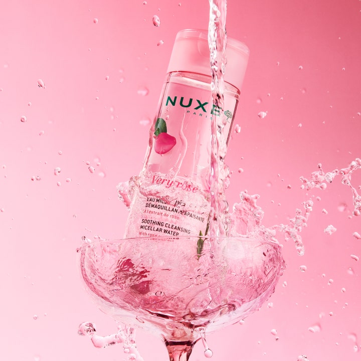 Nuxe Very Rose Micellar Water 200 ml beroligende ansiktsrens i rosa flaske omgitt av forfriskende vannsprut