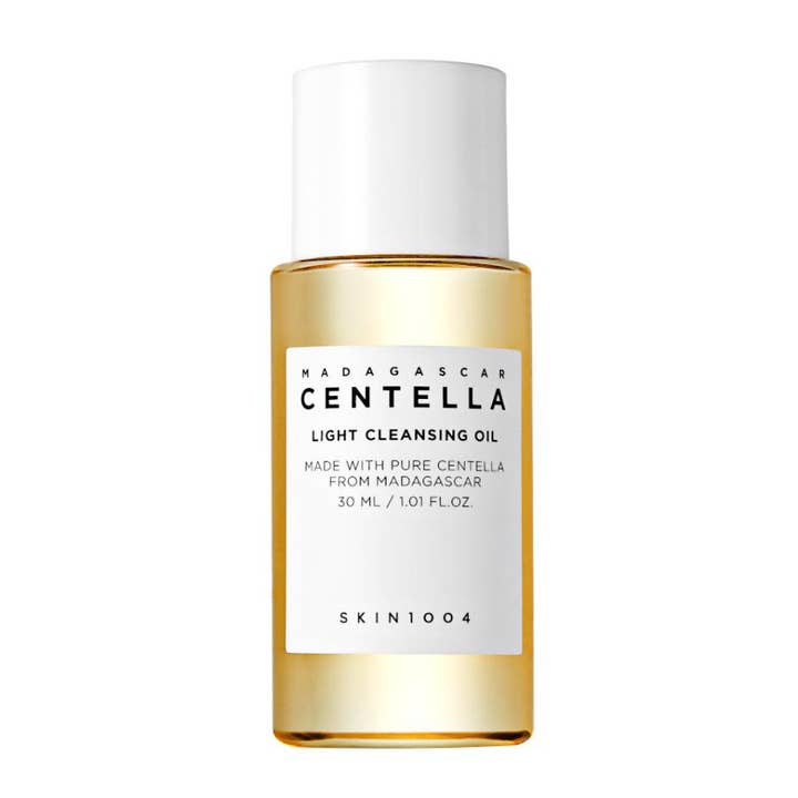 SKIN1004 Madagascar Centella Light Cleansing Oil 30 ml beroligende oljerens i klar flaske med gyllen olje og hvitt lokk