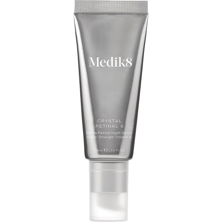 Medik8 Crystal Retinal 6 30ml fornyende nattserum med vitamin A i en sølvfarget tube med gjennomsiktig kork.