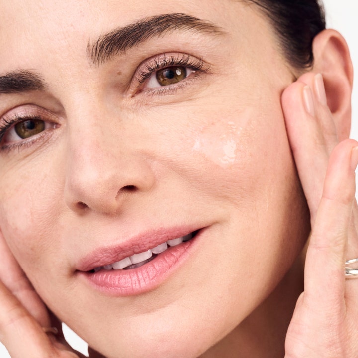 Clinique Smart Clinical Repair Wrinkle Correcting Serum 100 ml rynkekorrigerende serum påført på huden til en kvinne