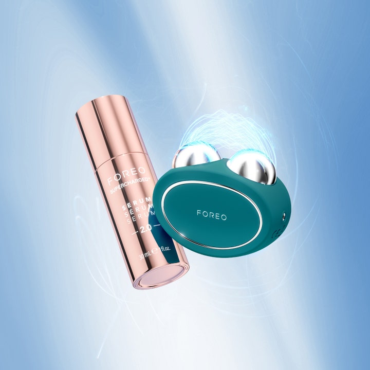 FOREO BEAR 2 Evergreen 1 stk mikrostrømenhet med Serum 2.0 som gir huden et løft