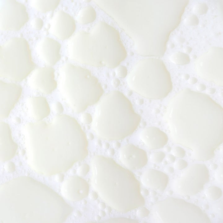 KORA Organics Mushroom Cleanser 150 ml oljerens med hvit melkeaktig tekstur og pleiende små bobler