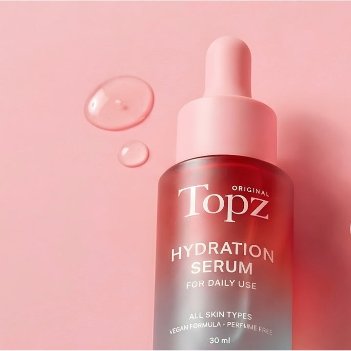 Topz Daily Face Serum 30 ml fuktighetsgivende serum i frostet flaske med rosa dråpeteller og vegansk parfymefri formel