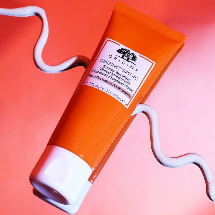 Niche Beauty Lab Vitamin C Kick 80 ml beskyttende ansiktskrem i oransje tube med hvit kremtekstur