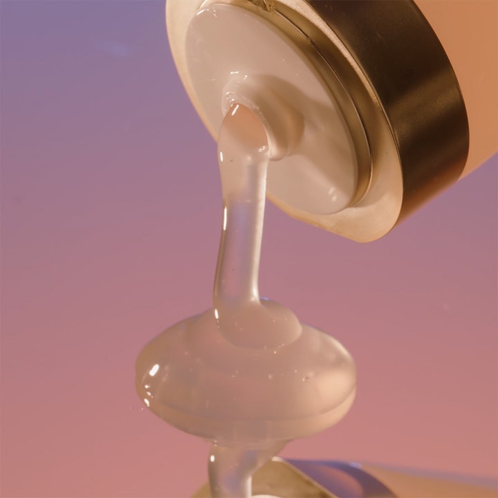 Estée Lauder Advanced Night Cleansing Gelee 100 ml rengjøringsgel med klar tekstur som tyter ut av tube med gullkork.