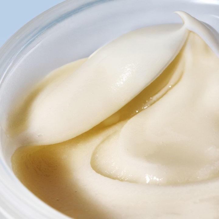 RMS Beauty Coconut Clean Cleansing Balm 100 g ansiktsrengjøring viser en fyldig og kremet hvit tekstur i en krukke.