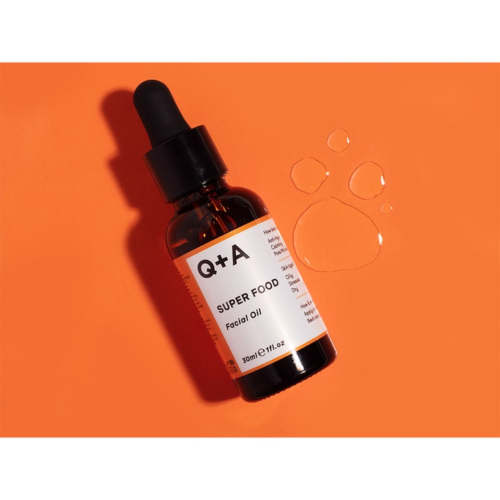 Q+A Super Food Facial Oil 30 ml nærende ansiktsolje i mørk glassflaske med pipette og klare dråper på oransje bunn