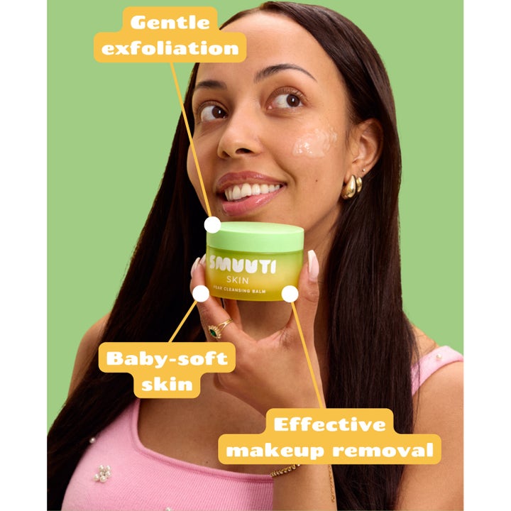 Smuuti Skin Pear Cleansing Balm 100 ml ansiktsrens gir baby-soft skin og fjerner sminke vist på kvinne med grønn krukke.