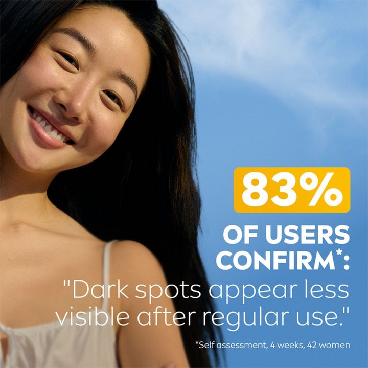 NIVEA UV Face Luminous630 Dark Spot Control 40 ml solkrem med lett følelse vist på en smilende kvinne