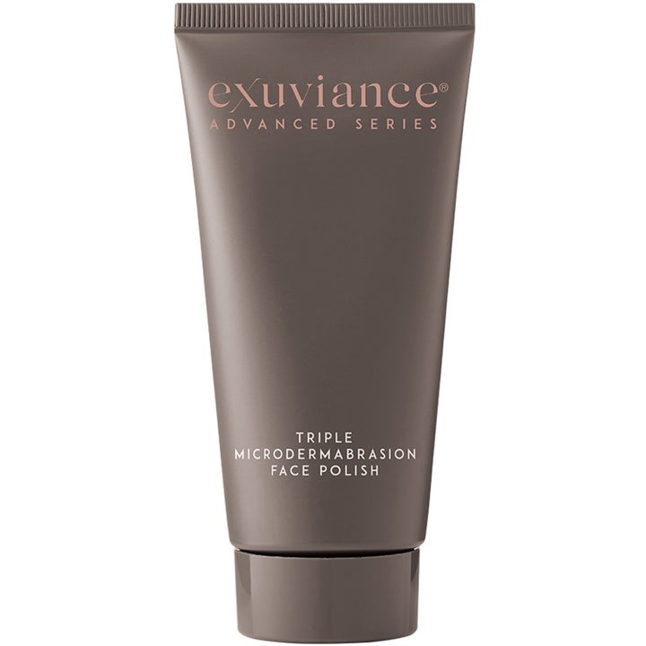 Exuviance Triple Microdermabrasion Face Polish 75g ansiktspeeling gir glød i en brun tube med rosegull detaljer.