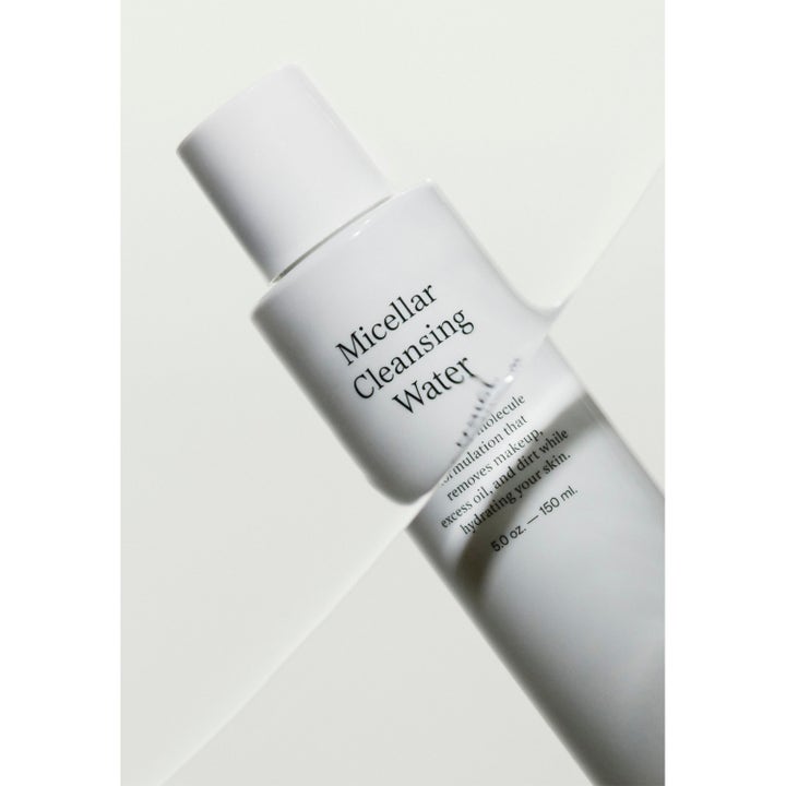 Jorgobé Micellar Cleansing Water 150 ml ansiktsrens fjerner sminke i hvit minimalistisk flaske med vannsprut