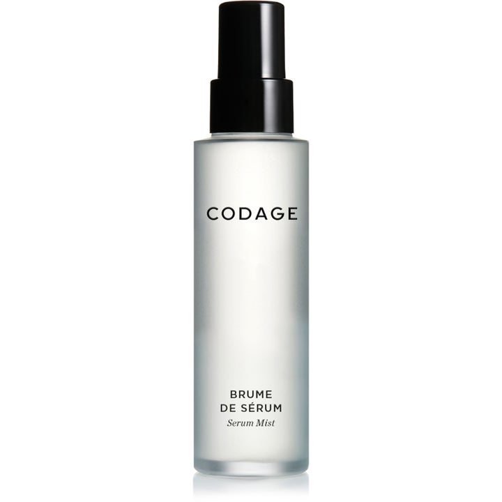 Codage Brume de Sérum Serum Mist gir fuktighet i en minimalistisk frostet glassflaske med svart spraypumpe.