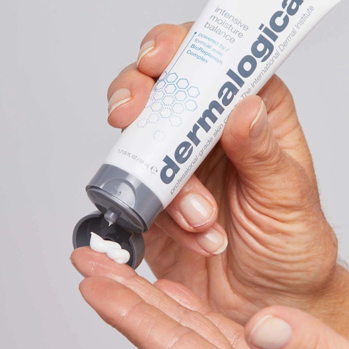 Dermalogica Intensive Moisture Balance 50 ml fuktighetskrem påføres som en fyldig hvit krem fra en hvit tube.