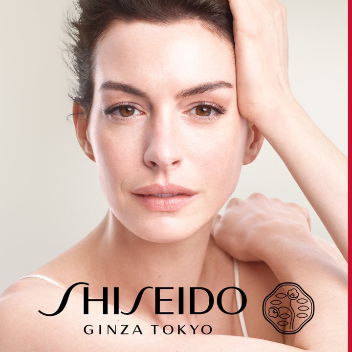 Shiseido Vital Perfection Advanced Day Cream 50 ml dagkrem vist på kvinne med glødende hud