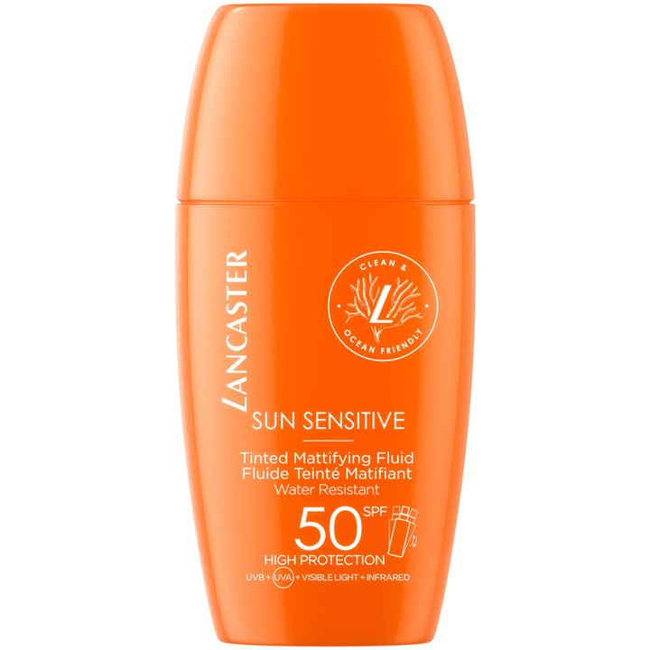 Lancaster Sun Sensitive Tinted Mattifying Fluid SPF 50 farget ansiktskrem i oransje flaske som gir mattende beskyttelse