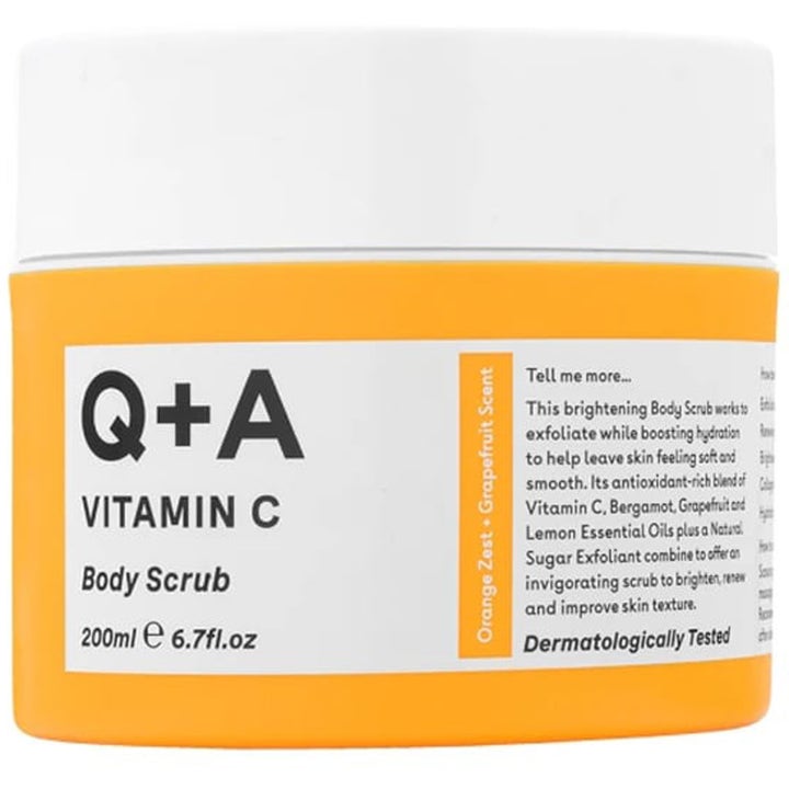 Q+A Vitamin C Body Scrub 200ml eksfolierende kroppskrubb i gul krukke med hvitt lokk og etikett