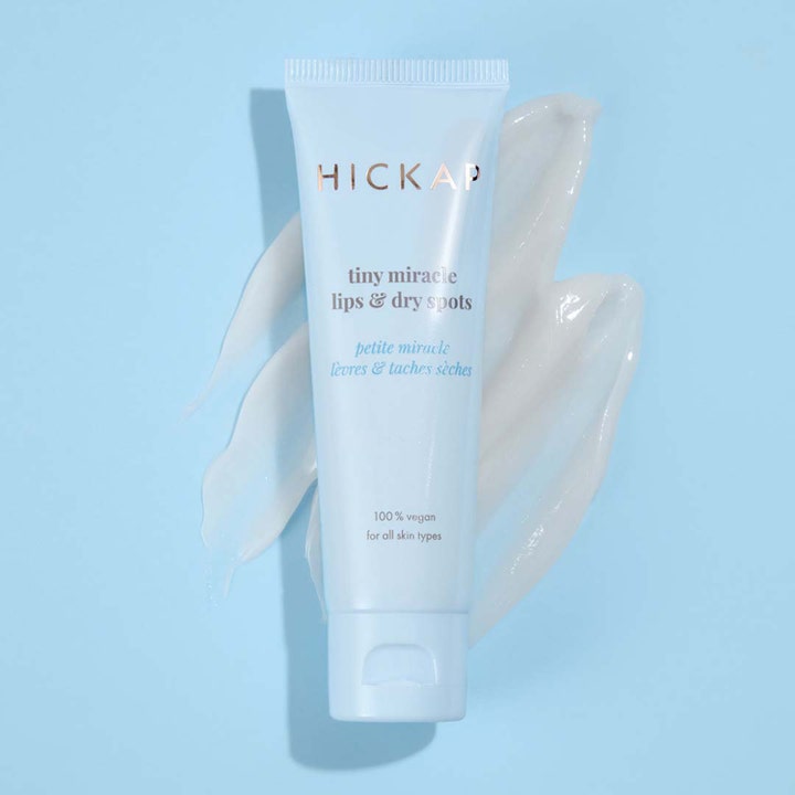 Hickap Tiny Miracle Lips & Dry Spots 25 ml vegansk spot treatment i lyseblå tube med hvit kremet tekstur.