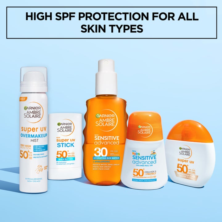 Garnier Ambre Solaire Super UV Refreshing Water Fluid 40 ml ansiktssolkrem i en samling av solprodukter mot blå bakgrunn