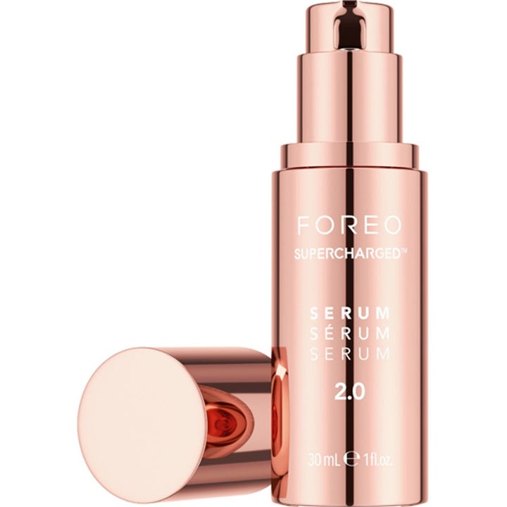FOREO Supercharged Serum 2.0 30 ml fuktighetsgivende ansiktsserum i rosegullfarget flaske med pumpe