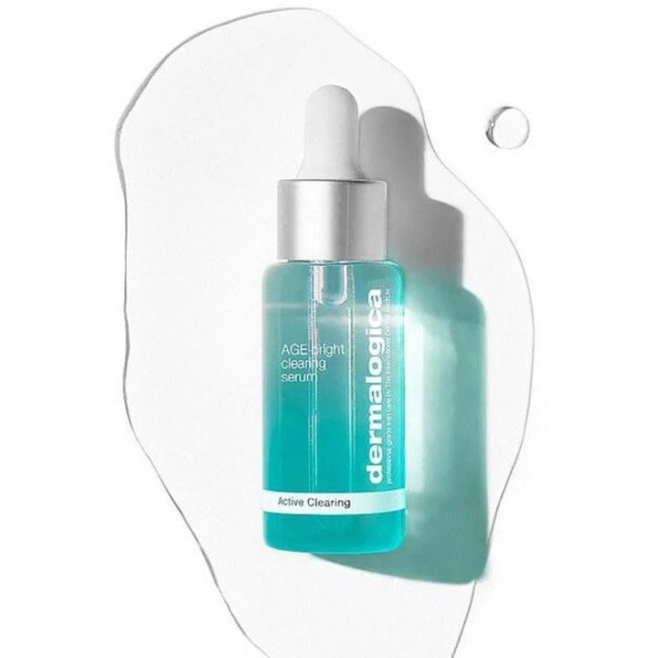 Dermalogica AGE Bright Clearing Serum 30 ml mot urenheter i turkis flaske med hvit pipette på en klar dråpe.