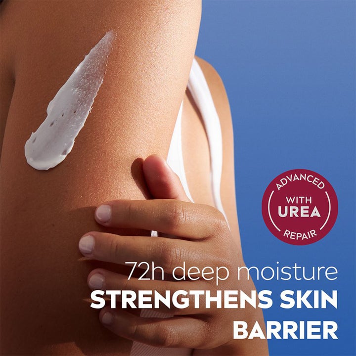 NIVEA Repair & Care Body Cream 400 ml med urea som styrker hudbarrieren vist som hvit krem på en arm