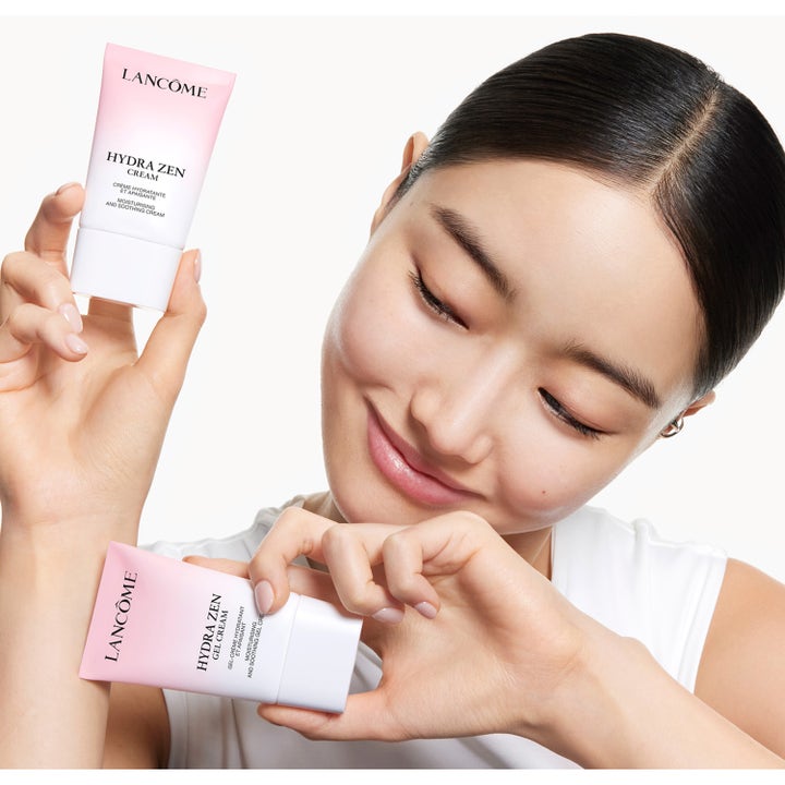 Lancôme Hydra Zen Moisturizing Gel Cream 30 ml beroligende ansiktskrem i rosa tuber holdt av en smilende kvinne