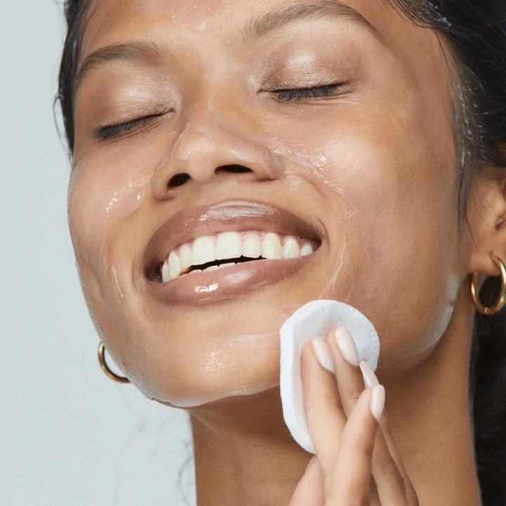 Dermalogica UltraCalming Cleanser 500 ml beroligende ansiktsrens som tørkes av med en hvit bomullspad.